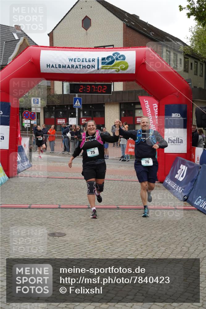 04.05.2025 - 8. Wedeler Halbmarathon Felixshl http://msf.ph/oto/7840423 04.05.2025 12:37:00 Ziel 75, 76, 499, 500 meine-sportfotos.de