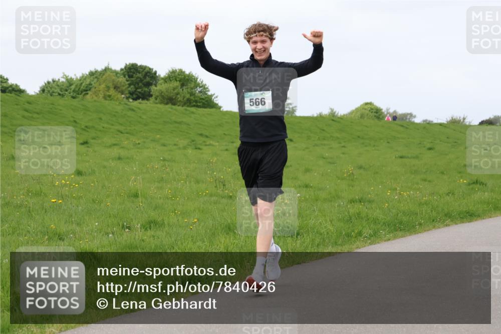 04.05.2025 - 8. Wedeler Halbmarathon Lena Gebhardt http://msf.ph/oto/7840426 04.05.2025 11:48:30 Laufen 566 meine-sportfotos.de