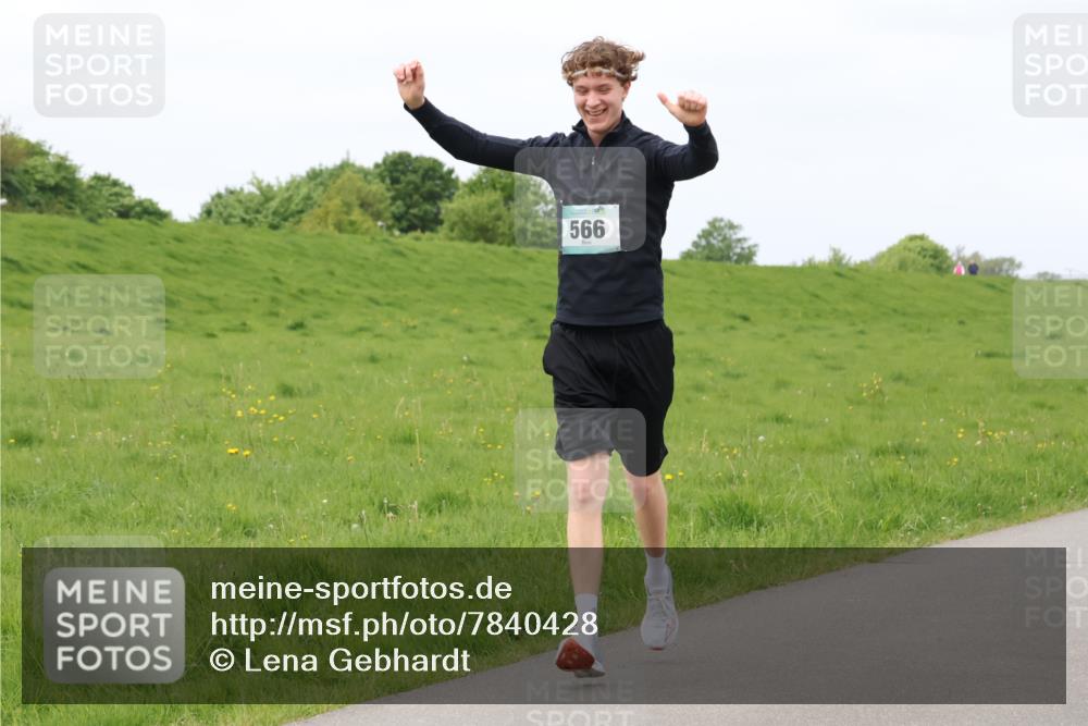 04.05.2025 - 8. Wedeler Halbmarathon Lena Gebhardt http://msf.ph/oto/7840428 04.05.2025 11:48:30 Laufen 566 meine-sportfotos.de