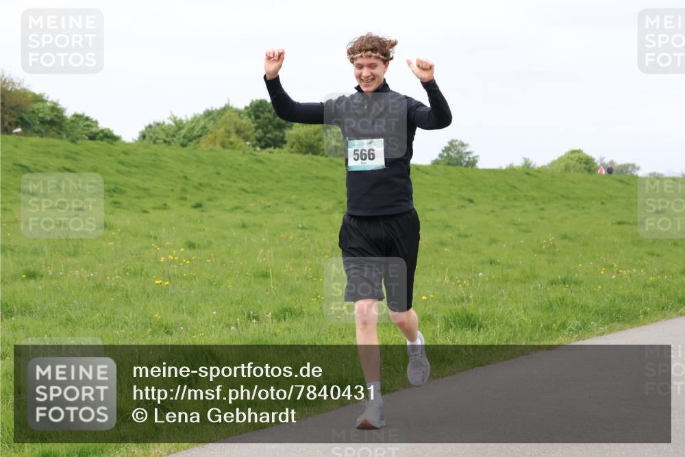 04.05.2025 - 8. Wedeler Halbmarathon Lena Gebhardt http://msf.ph/oto/7840431 04.05.2025 11:48:30 Laufen 566 meine-sportfotos.de