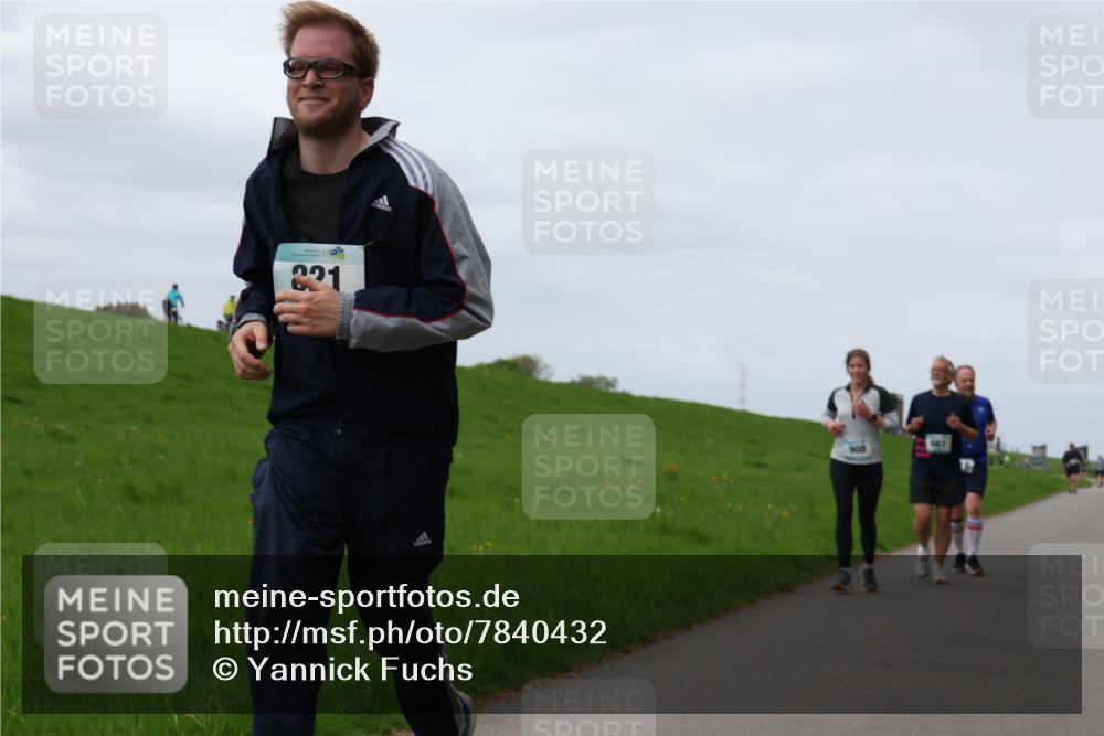 04.05.2025 - 8. Wedeler Halbmarathon Yannick Fuchs http://msf.ph/oto/7840432 04.05.2025 11:47:48 Laufen 821, 908 meine-sportfotos.de