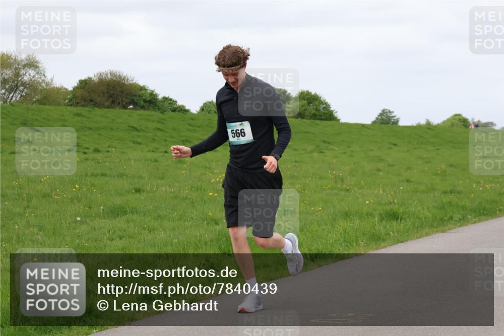 04.05.2025 - 8. Wedeler Halbmarathon Lena Gebhardt http://msf.ph/oto/7840439 04.05.2025 11:48:31 Laufen 566 meine-sportfotos.de