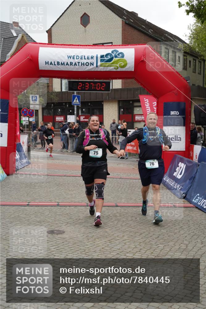 04.05.2025 - 8. Wedeler Halbmarathon Felixshl http://msf.ph/oto/7840445 04.05.2025 12:37:00 Ziel 75, 76, 499, 500 meine-sportfotos.de