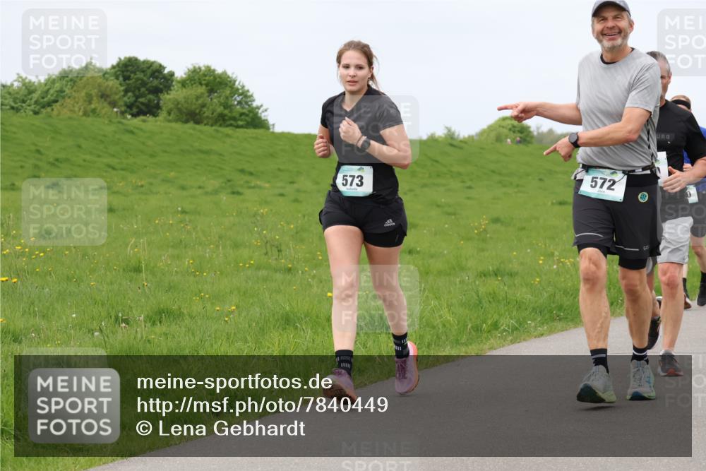 04.05.2025 - 8. Wedeler Halbmarathon Lena Gebhardt http://msf.ph/oto/7840449 04.05.2025 11:48:38 Laufen 573, 572 meine-sportfotos.de
