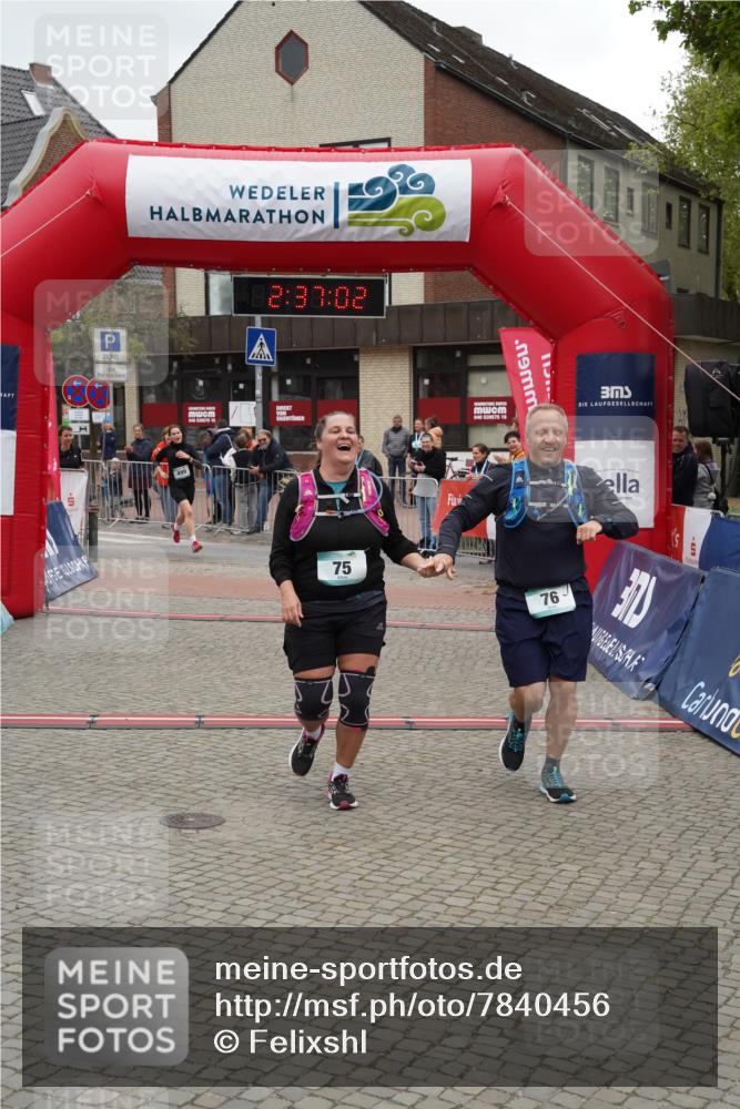 04.05.2025 - 8. Wedeler Halbmarathon Felixshl http://msf.ph/oto/7840456 04.05.2025 12:37:00 Ziel 75, 76, 499, 500 meine-sportfotos.de