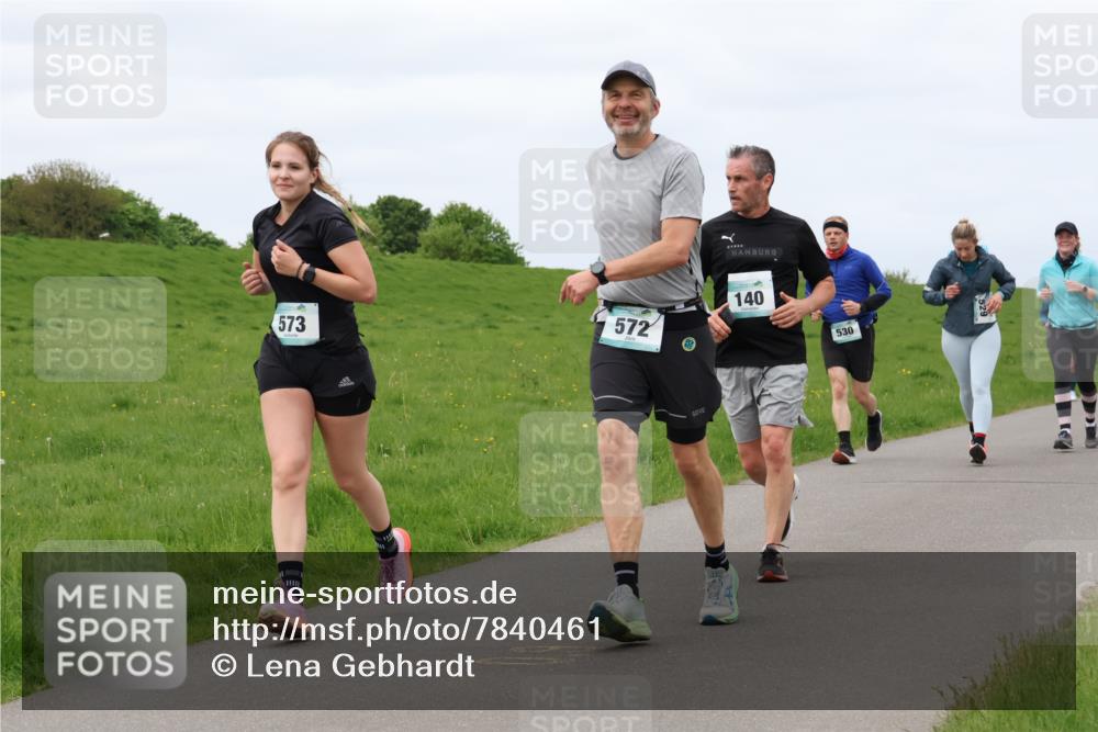 04.05.2025 - 8. Wedeler Halbmarathon Lena Gebhardt http://msf.ph/oto/7840461 04.05.2025 11:48:40 Laufen 573, 572, 140, 530 meine-sportfotos.de