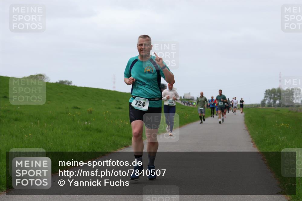 04.05.2025 - 8. Wedeler Halbmarathon Yannick Fuchs http://msf.ph/oto/7840507 04.05.2025 11:27:09 Laufen 724, 864 meine-sportfotos.de