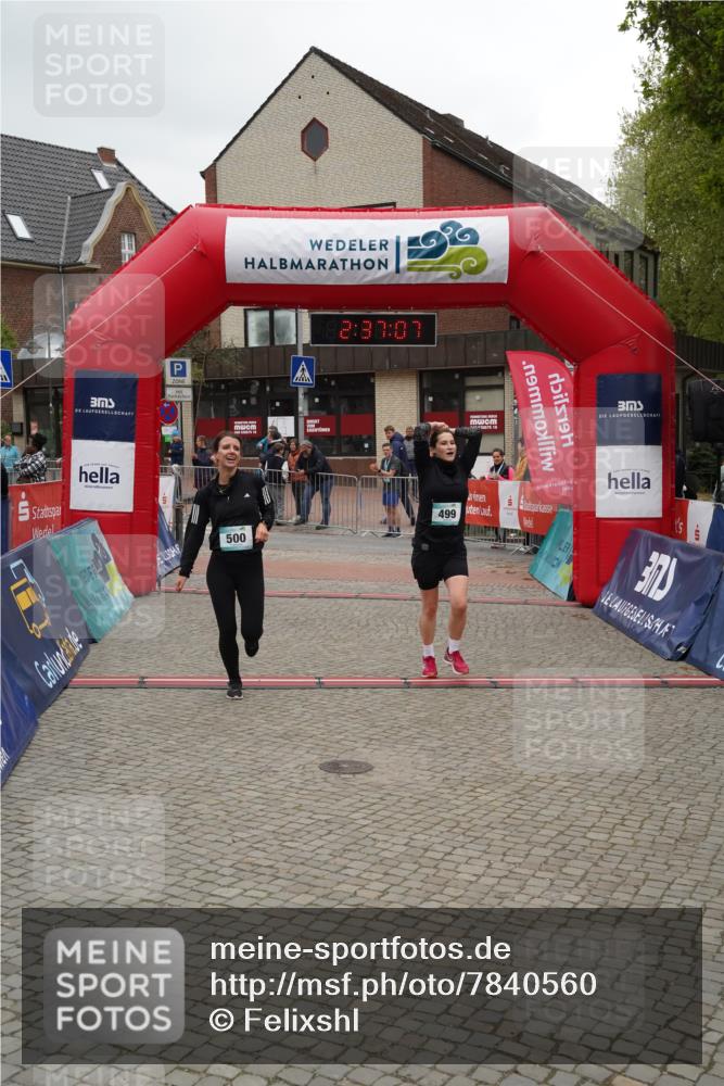 04.05.2025 - 8. Wedeler Halbmarathon Felixshl http://msf.ph/oto/7840560 04.05.2025 12:37:04 Ziel 75, 76, 499, 500 meine-sportfotos.de