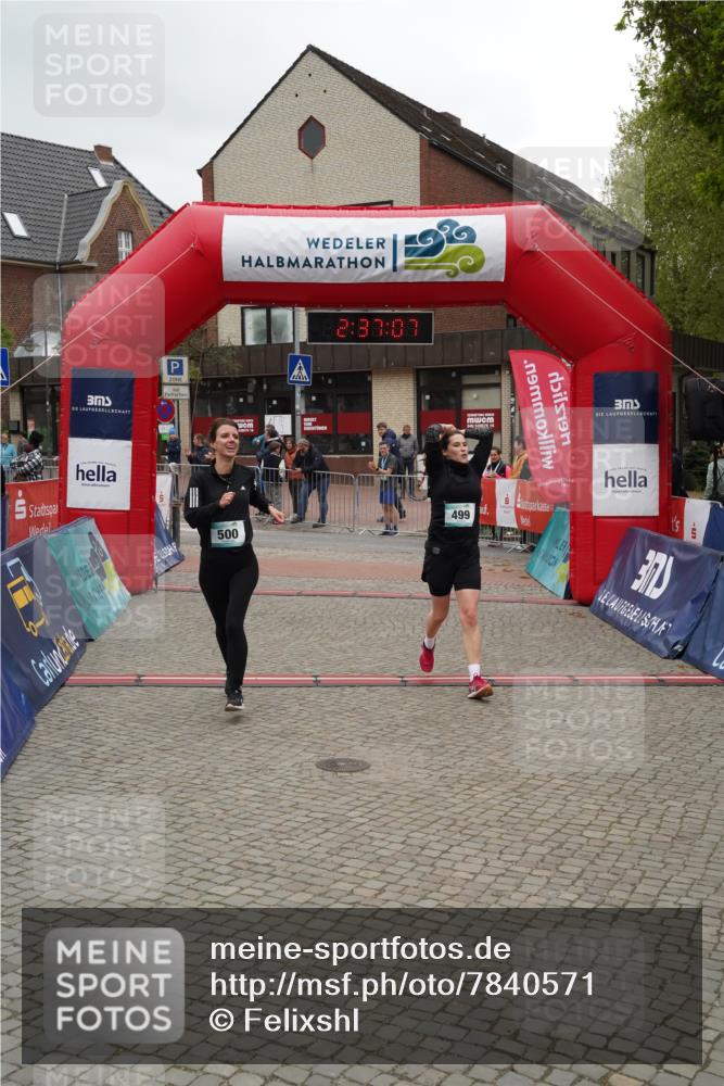 04.05.2025 - 8. Wedeler Halbmarathon Felixshl http://msf.ph/oto/7840571 04.05.2025 12:37:04 Ziel 75, 76, 499, 500 meine-sportfotos.de
