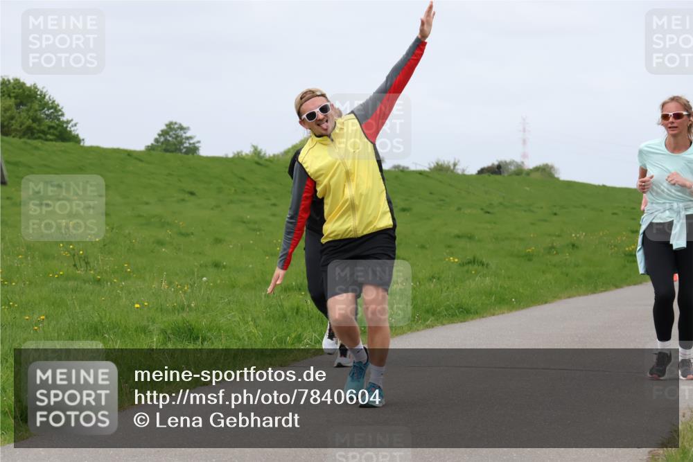 04.05.2025 - 8. Wedeler Halbmarathon Lena Gebhardt http://msf.ph/oto/7840604 04.05.2025 11:49:19 Laufen  meine-sportfotos.de
