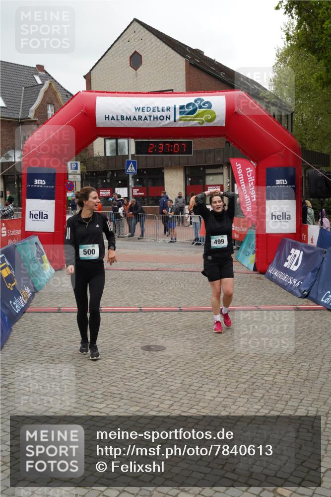 04.05.2025 - 8. Wedeler Halbmarathon Felixshl http://msf.ph/oto/7840613 04.05.2025 12:37:05 Ziel 499, 500 meine-sportfotos.de