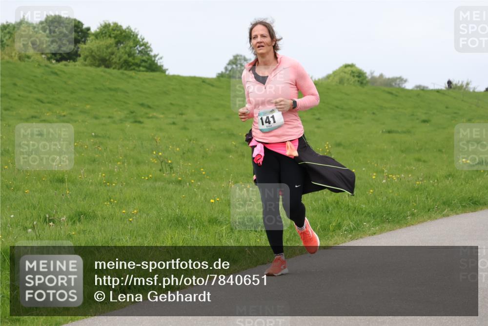 04.05.2025 - 8. Wedeler Halbmarathon Lena Gebhardt http://msf.ph/oto/7840651 04.05.2025 11:49:28 Laufen 141 meine-sportfotos.de