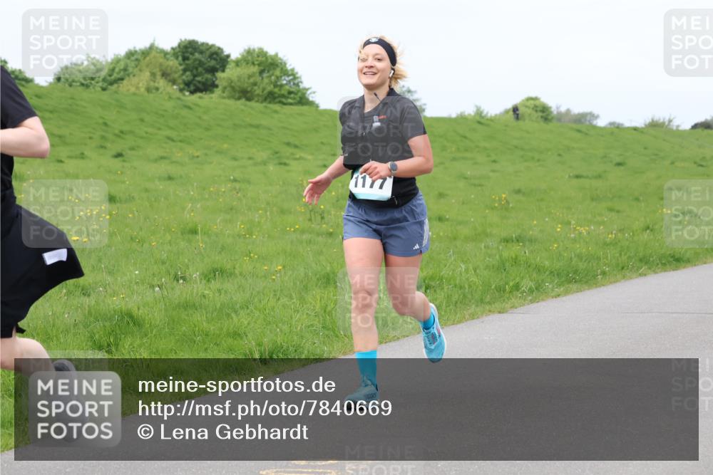 04.05.2025 - 8. Wedeler Halbmarathon Lena Gebhardt http://msf.ph/oto/7840669 04.05.2025 11:49:40 Laufen  meine-sportfotos.de