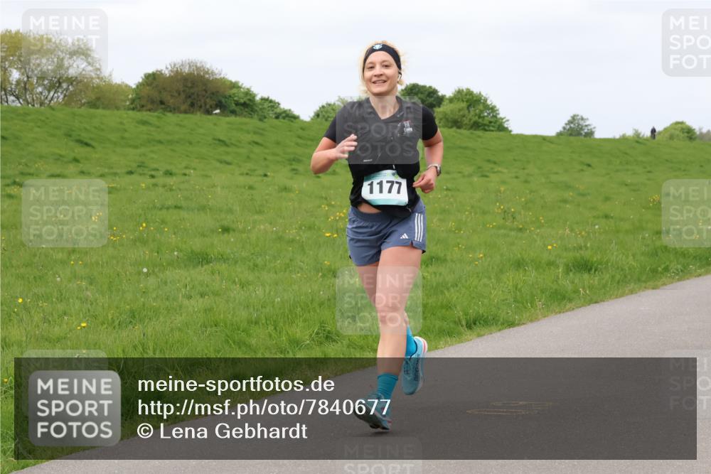 04.05.2025 - 8. Wedeler Halbmarathon Lena Gebhardt http://msf.ph/oto/7840677 04.05.2025 11:49:41 Laufen 1177 meine-sportfotos.de