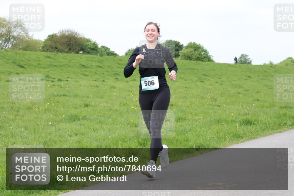 04.05.2025 - 8. Wedeler Halbmarathon Lena Gebhardt http://msf.ph/oto/7840694 04.05.2025 11:49:48 Laufen 506 meine-sportfotos.de