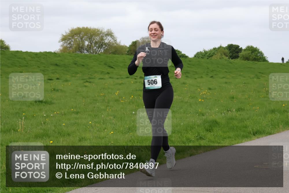 04.05.2025 - 8. Wedeler Halbmarathon Lena Gebhardt http://msf.ph/oto/7840697 04.05.2025 11:49:49 Laufen 506 meine-sportfotos.de