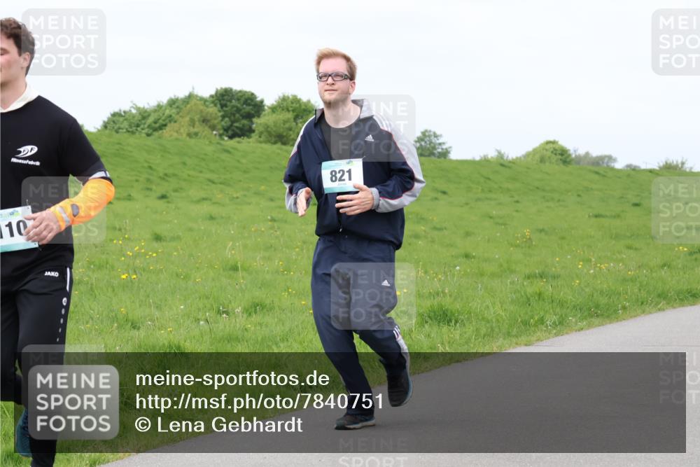04.05.2025 - 8. Wedeler Halbmarathon Lena Gebhardt http://msf.ph/oto/7840751 04.05.2025 11:50:05 Laufen 821, 110 meine-sportfotos.de