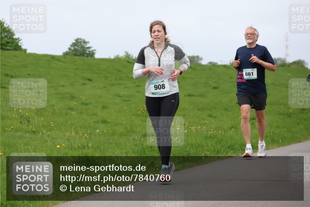 04.05.2025 - 8. Wedeler Halbmarathon Lena Gebhardt http://msf.ph/oto/7840760 04.05.2025 11:50:13 Laufen 908, 661 meine-sportfotos.de