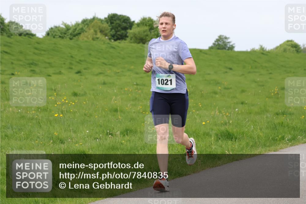 04.05.2025 - 8. Wedeler Halbmarathon Lena Gebhardt http://msf.ph/oto/7840835 04.05.2025 11:50:40 Laufen 1021 meine-sportfotos.de