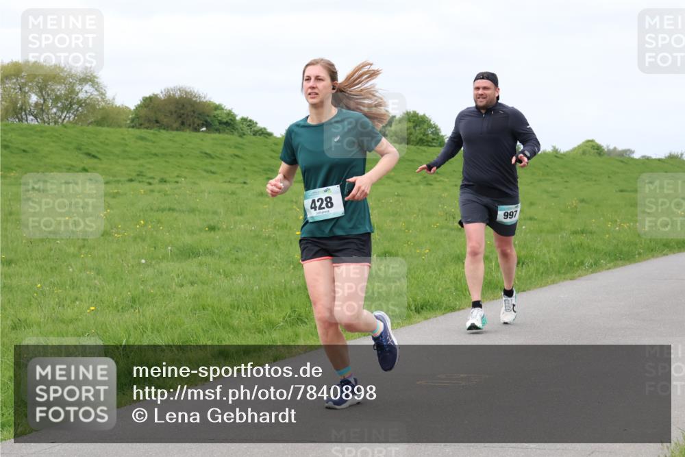 04.05.2025 - 8. Wedeler Halbmarathon Lena Gebhardt http://msf.ph/oto/7840898 04.05.2025 11:51:15 Laufen 428, 997 meine-sportfotos.de