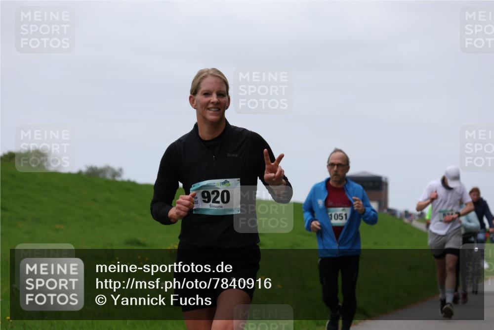 04.05.2025 - 8. Wedeler Halbmarathon Yannick Fuchs http://msf.ph/oto/7840916 04.05.2025 11:27:26 Laufen 20, 18, 02, 920, 1051, 894 meine-sportfotos.de