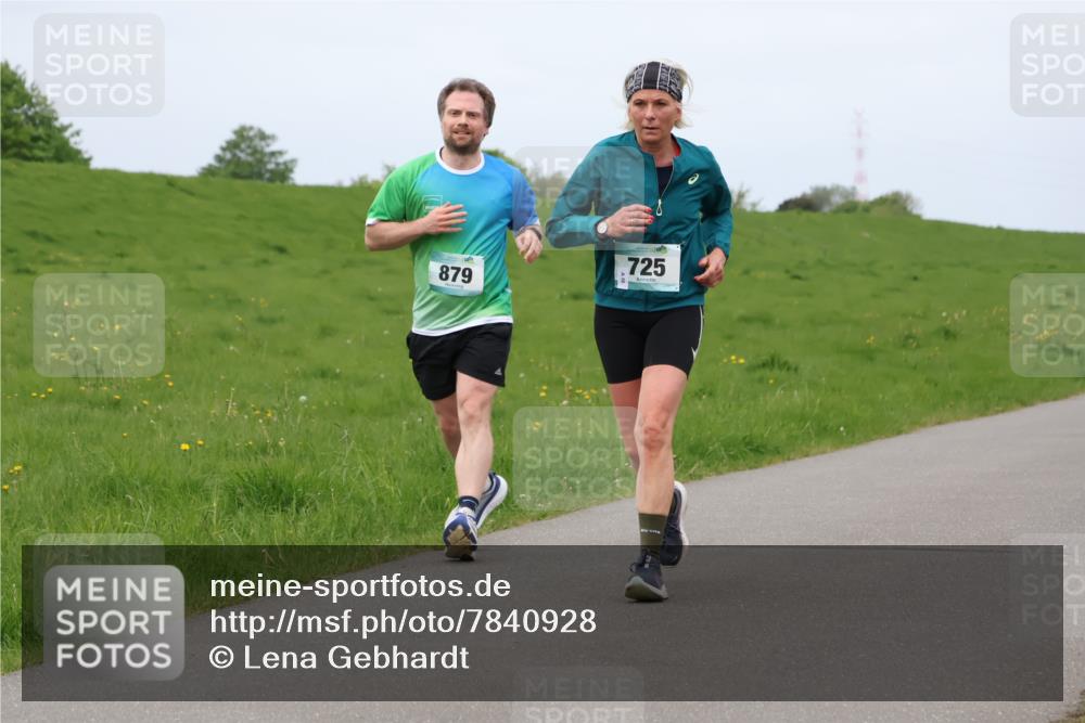 04.05.2025 - 8. Wedeler Halbmarathon Lena Gebhardt http://msf.ph/oto/7840928 04.05.2025 11:51:28 Laufen 725, 879 meine-sportfotos.de