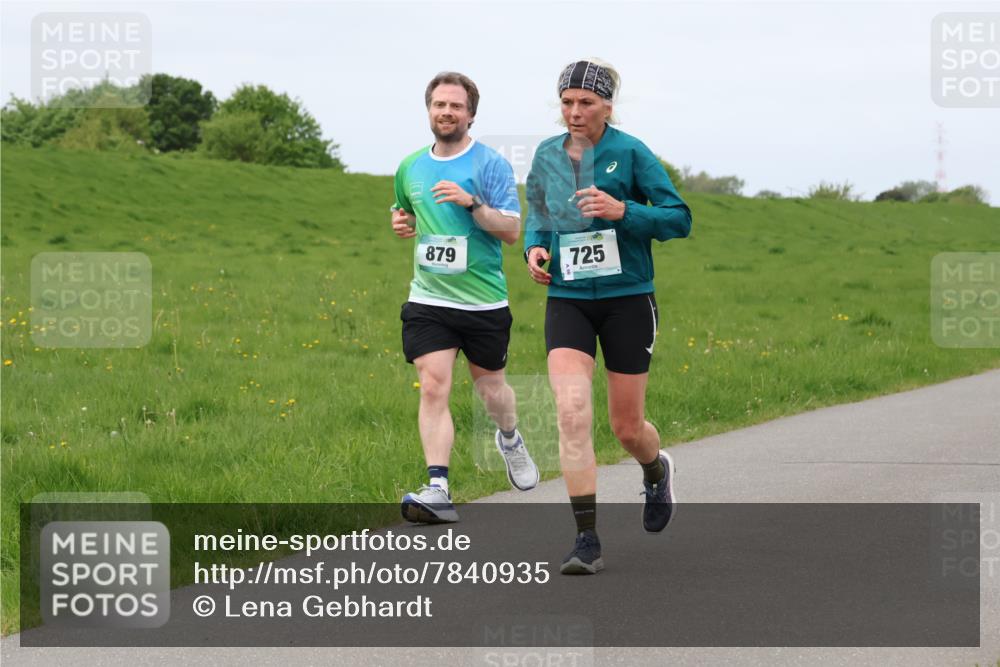 04.05.2025 - 8. Wedeler Halbmarathon Lena Gebhardt http://msf.ph/oto/7840935 04.05.2025 11:51:29 Laufen 879, 725 meine-sportfotos.de