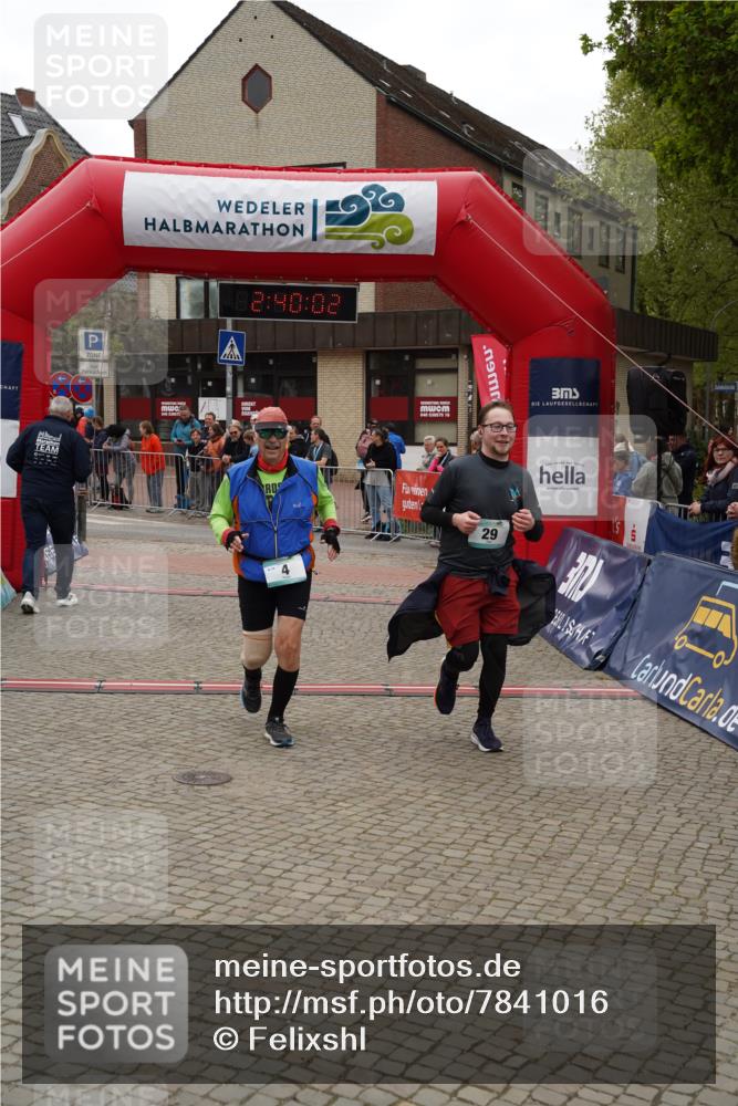 04.05.2025 - 8. Wedeler Halbmarathon Felixshl http://msf.ph/oto/7841016 04.05.2025 12:40:00 Ziel 4, 26, 29 meine-sportfotos.de