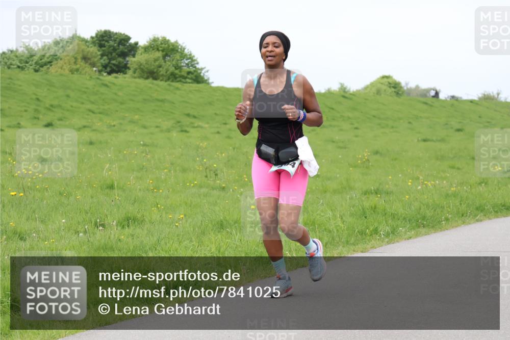04.05.2025 - 8. Wedeler Halbmarathon Lena Gebhardt http://msf.ph/oto/7841025 04.05.2025 11:52:24 Laufen  meine-sportfotos.de
