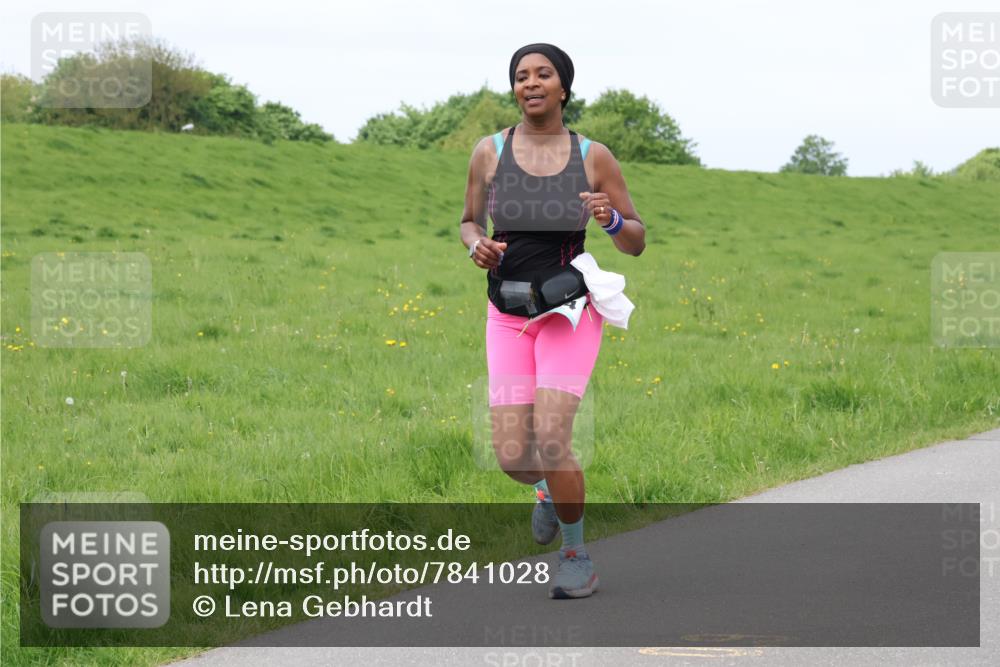 04.05.2025 - 8. Wedeler Halbmarathon Lena Gebhardt http://msf.ph/oto/7841028 04.05.2025 11:52:25 Laufen  meine-sportfotos.de