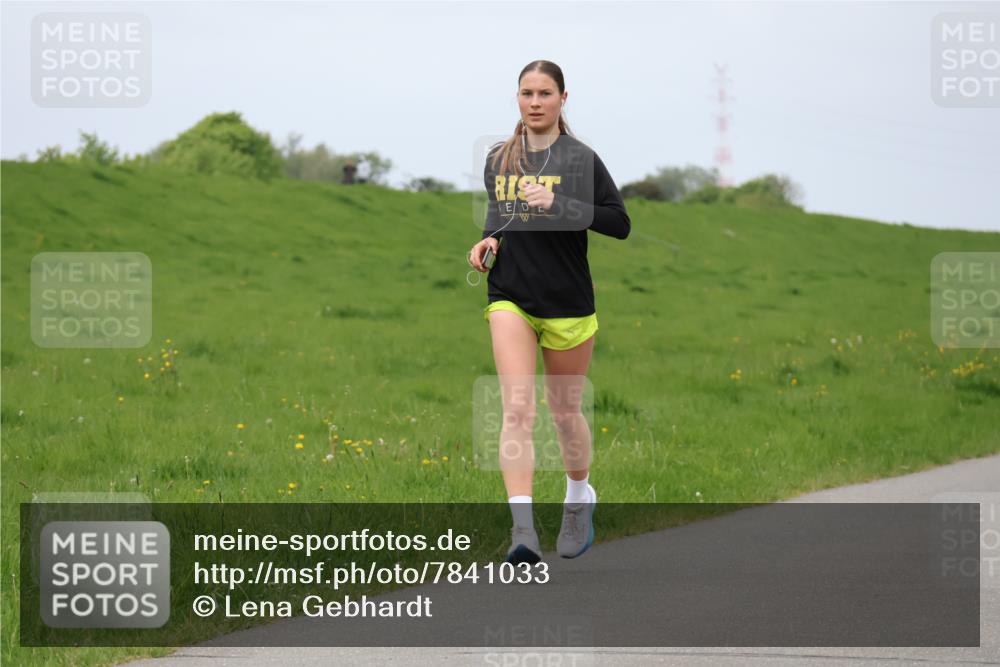04.05.2025 - 8. Wedeler Halbmarathon Lena Gebhardt http://msf.ph/oto/7841033 04.05.2025 11:52:29 Laufen  meine-sportfotos.de