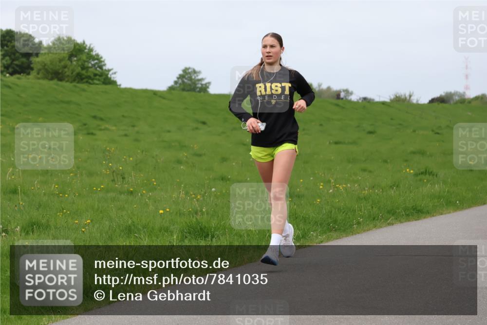 04.05.2025 - 8. Wedeler Halbmarathon Lena Gebhardt http://msf.ph/oto/7841035 04.05.2025 11:52:31 Laufen  meine-sportfotos.de