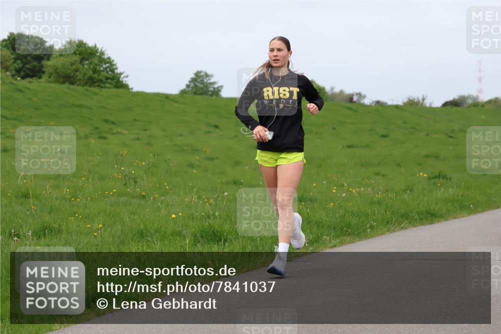 04.05.2025 - 8. Wedeler Halbmarathon Lena Gebhardt http://msf.ph/oto/7841037 04.05.2025 11:52:31 Laufen  meine-sportfotos.de