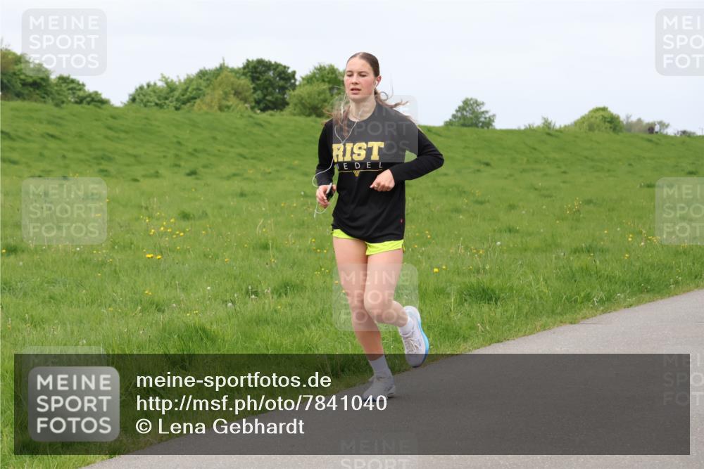 04.05.2025 - 8. Wedeler Halbmarathon Lena Gebhardt http://msf.ph/oto/7841040 04.05.2025 11:52:33 Laufen  meine-sportfotos.de