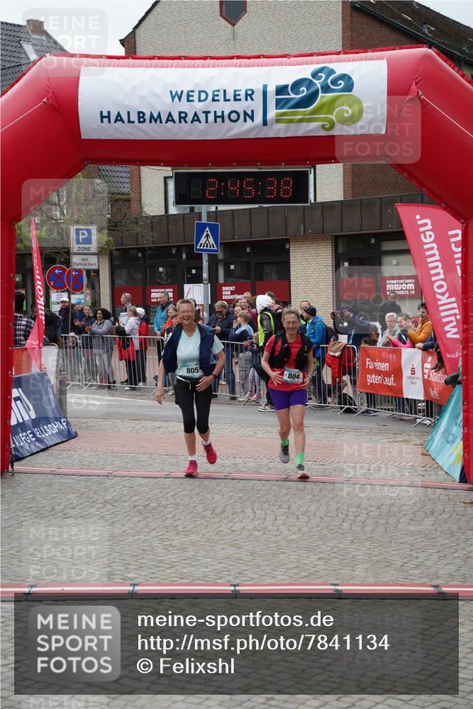 04.05.2025 - 8. Wedeler Halbmarathon Felixshl http://msf.ph/oto/7841134 04.05.2025 12:45:36 Ziel 804, 805 meine-sportfotos.de