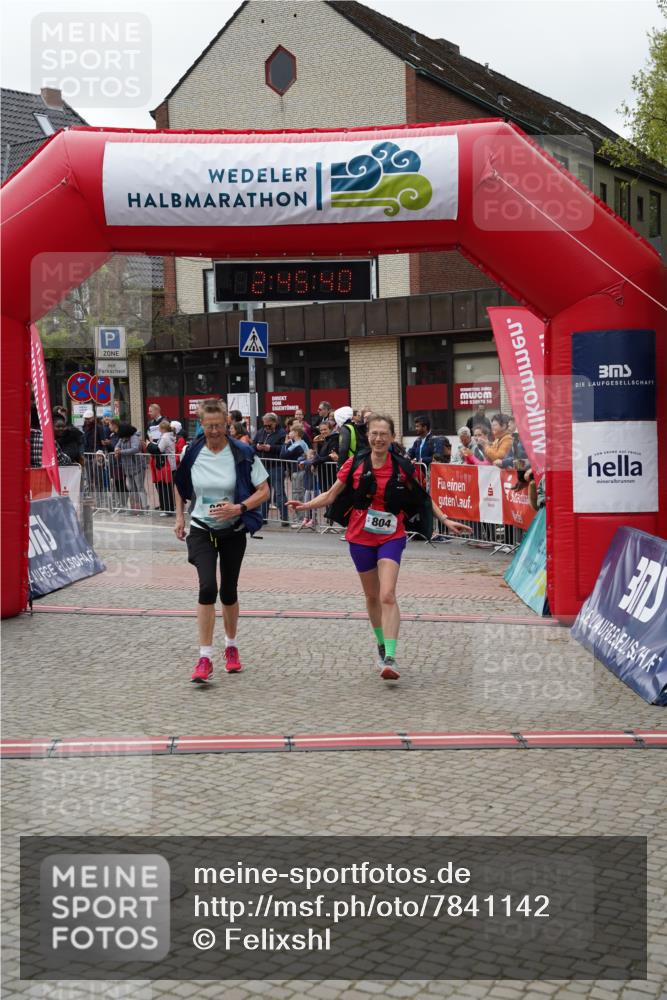 04.05.2025 - 8. Wedeler Halbmarathon Felixshl http://msf.ph/oto/7841142 04.05.2025 12:45:37 Ziel 804, 805 meine-sportfotos.de