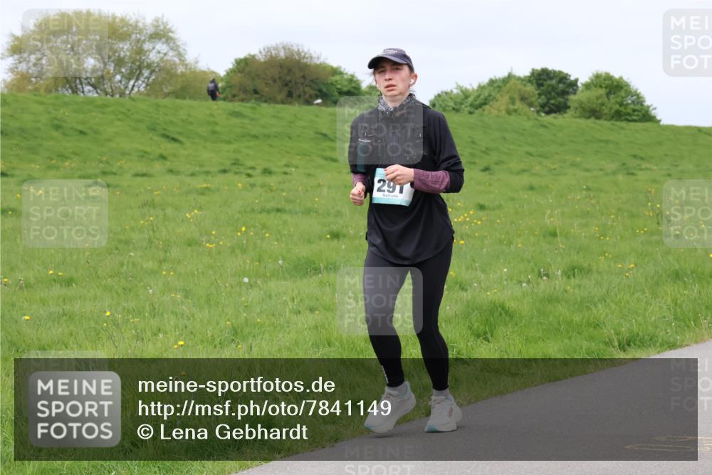 04.05.2025 - 8. Wedeler Halbmarathon Lena Gebhardt http://msf.ph/oto/7841149 04.05.2025 11:53:49 Laufen 291 meine-sportfotos.de