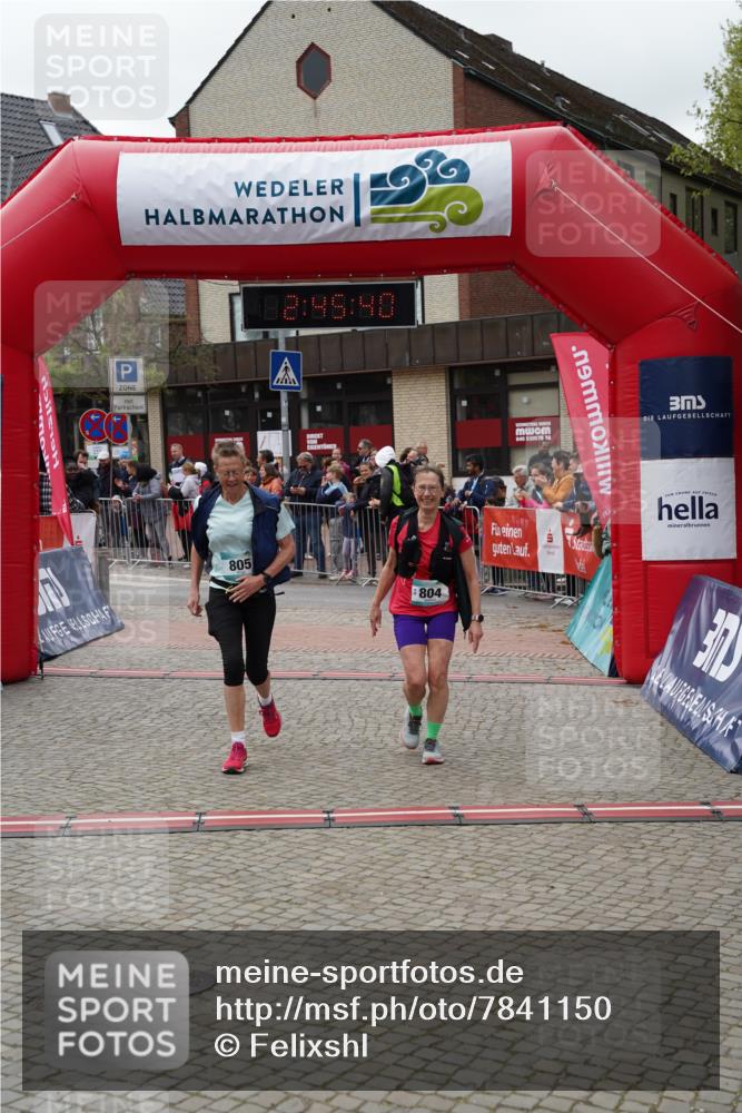 04.05.2025 - 8. Wedeler Halbmarathon Felixshl http://msf.ph/oto/7841150 04.05.2025 12:45:37 Ziel 804, 805 meine-sportfotos.de