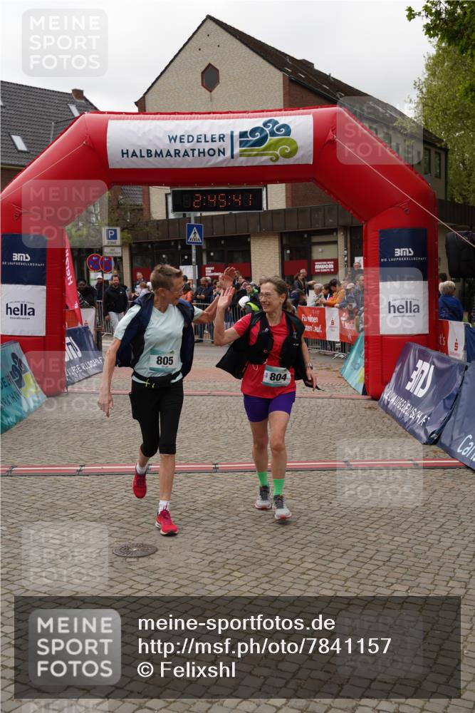 04.05.2025 - 8. Wedeler Halbmarathon Felixshl http://msf.ph/oto/7841157 04.05.2025 12:45:39 Ziel 804, 805 meine-sportfotos.de