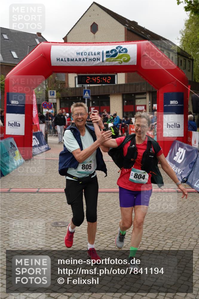 04.05.2025 - 8. Wedeler Halbmarathon Felixshl http://msf.ph/oto/7841194 04.05.2025 12:45:39 Ziel 804, 805 meine-sportfotos.de