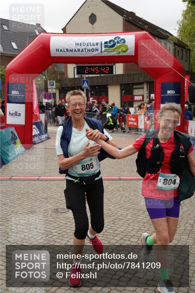 04.05.2025 - 8. Wedeler Halbmarathon Felixshl http://msf.ph/oto/7841209 04.05.2025 12:45:40 Ziel 804, 805 meine-sportfotos.de
