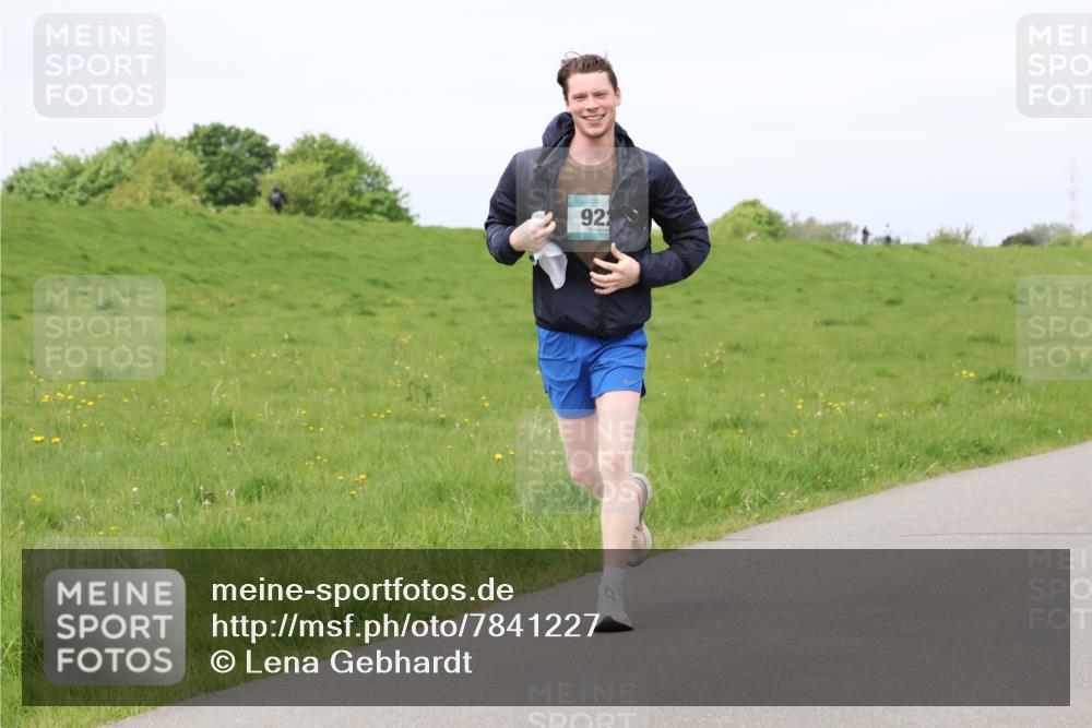 04.05.2025 - 8. Wedeler Halbmarathon Lena Gebhardt http://msf.ph/oto/7841227 04.05.2025 11:54:24 Laufen 921 meine-sportfotos.de