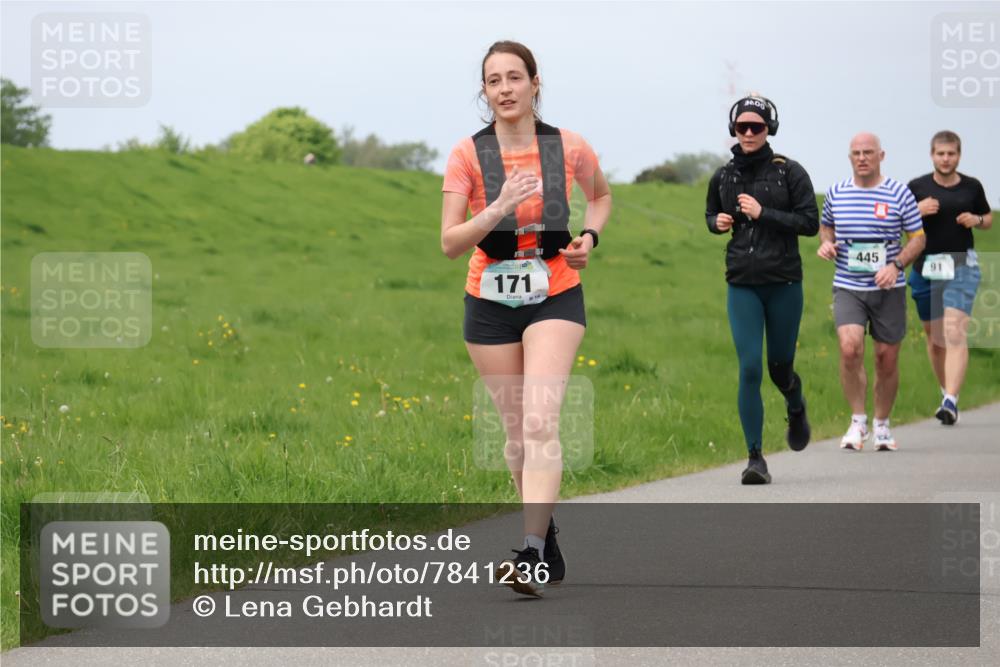 04.05.2025 - 8. Wedeler Halbmarathon Lena Gebhardt http://msf.ph/oto/7841236 04.05.2025 11:54:34 Laufen 171, 14, 09, 445, 91 meine-sportfotos.de
