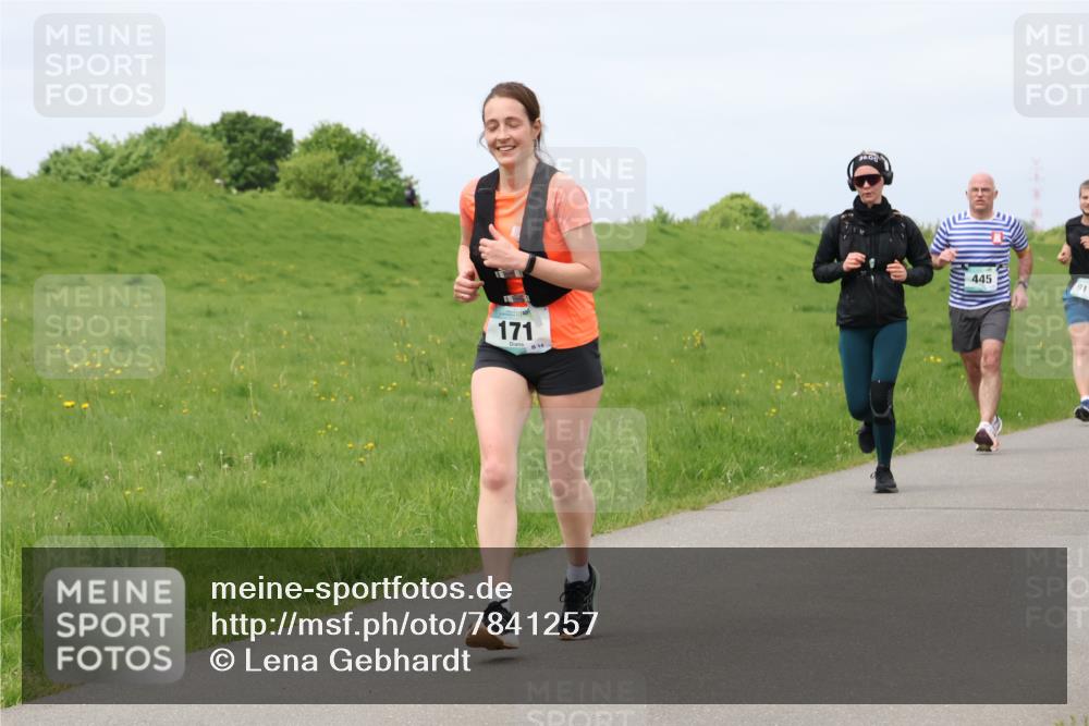 04.05.2025 - 8. Wedeler Halbmarathon Lena Gebhardt http://msf.ph/oto/7841257 04.05.2025 11:54:37 Laufen 171, 445, 91 meine-sportfotos.de