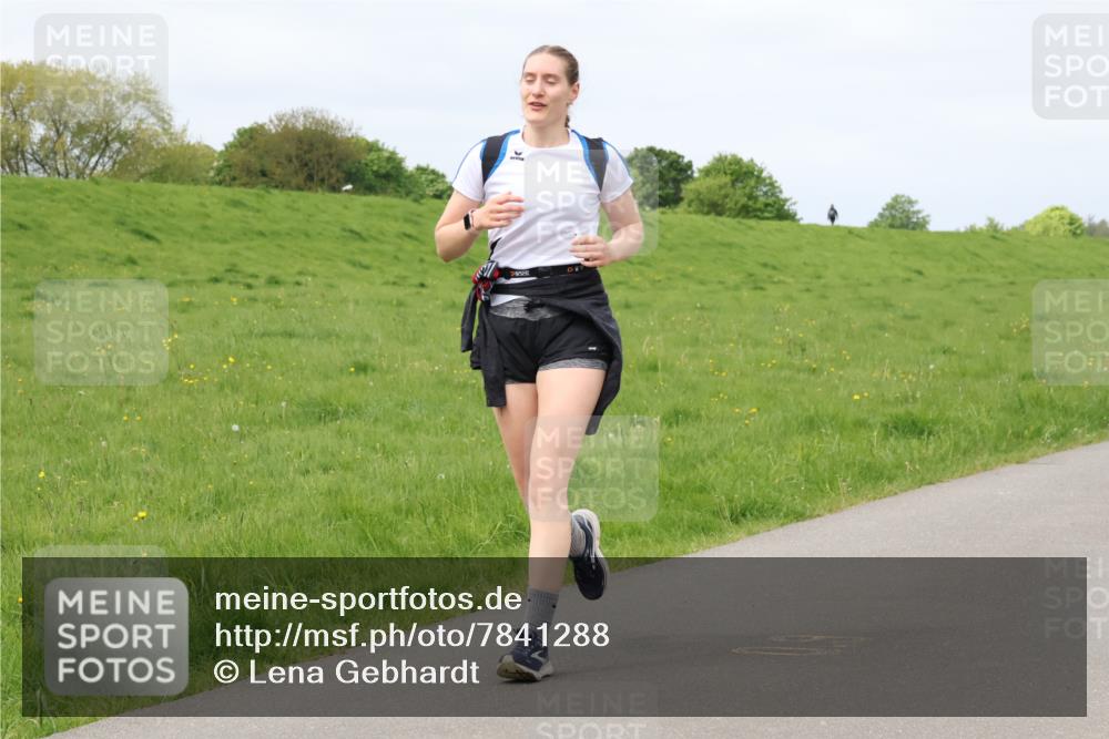 04.05.2025 - 8. Wedeler Halbmarathon Lena Gebhardt http://msf.ph/oto/7841288 04.05.2025 11:54:46 Laufen  meine-sportfotos.de