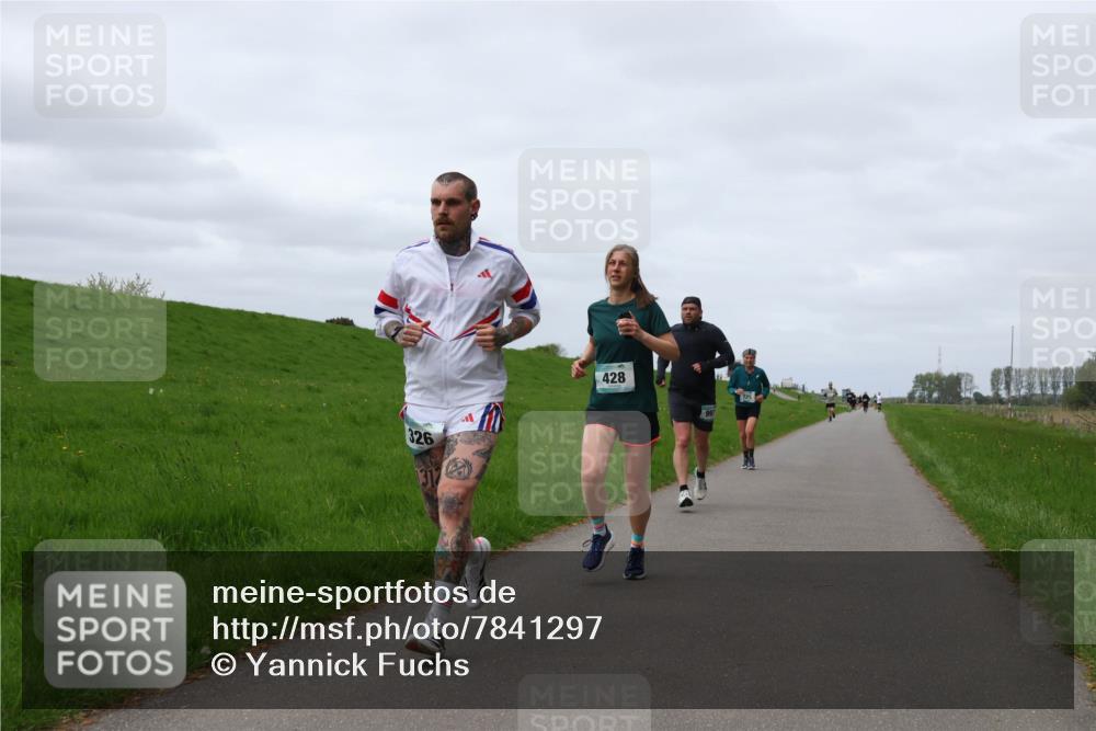 04.05.2025 - 8. Wedeler Halbmarathon Yannick Fuchs http://msf.ph/oto/7841297 04.05.2025 11:49:01 Laufen 326, 428, 997 meine-sportfotos.de