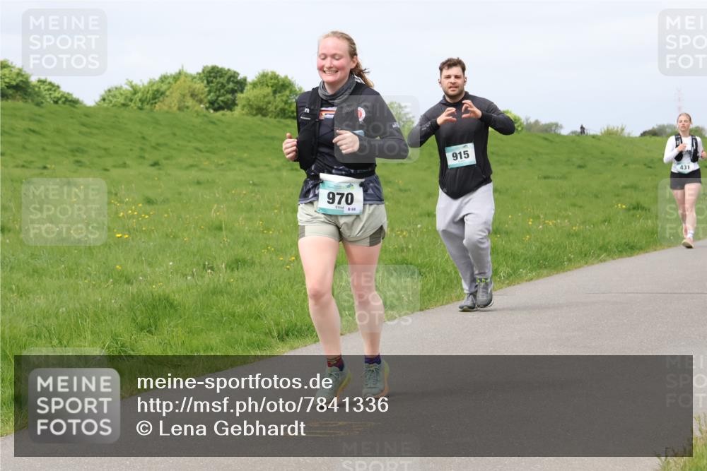 04.05.2025 - 8. Wedeler Halbmarathon Lena Gebhardt http://msf.ph/oto/7841336 04.05.2025 11:55:05 Laufen 970, 68, 915, 431 meine-sportfotos.de