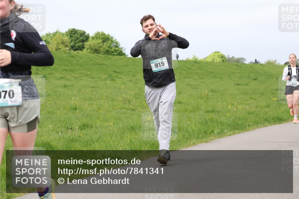 04.05.2025 - 8. Wedeler Halbmarathon Lena Gebhardt http://msf.ph/oto/7841341 04.05.2025 11:55:05 Laufen 070, 915, 431 meine-sportfotos.de