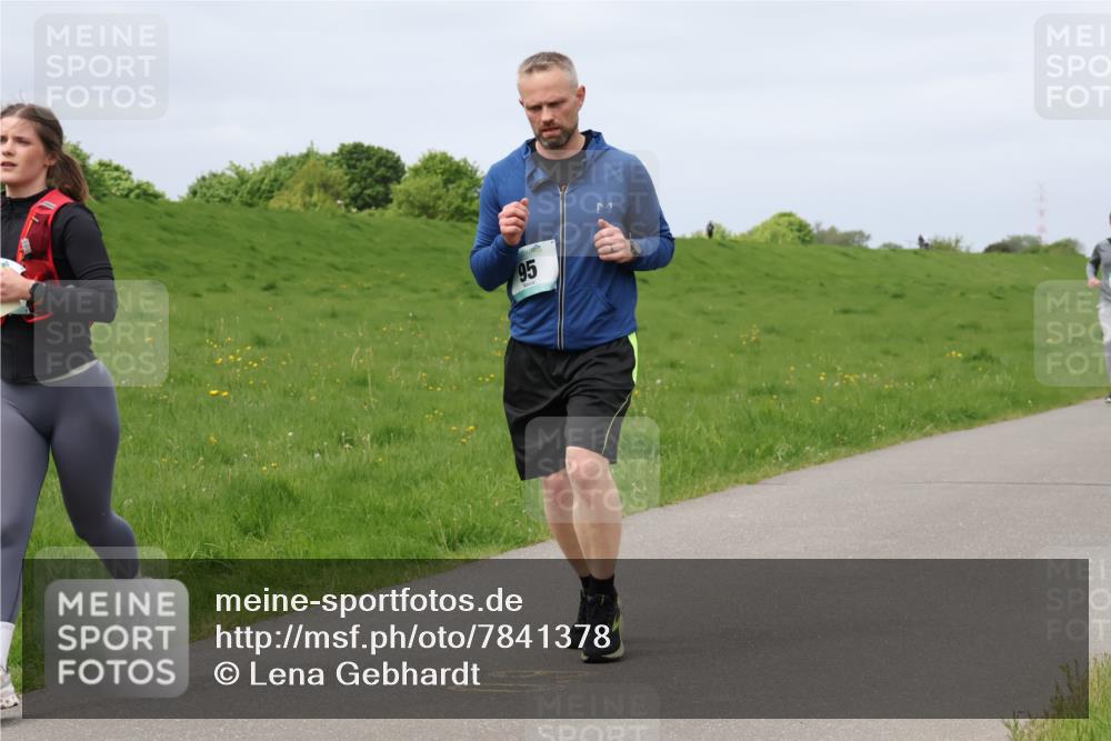 04.05.2025 - 8. Wedeler Halbmarathon Lena Gebhardt http://msf.ph/oto/7841378 04.05.2025 11:55:15 Laufen 95 meine-sportfotos.de