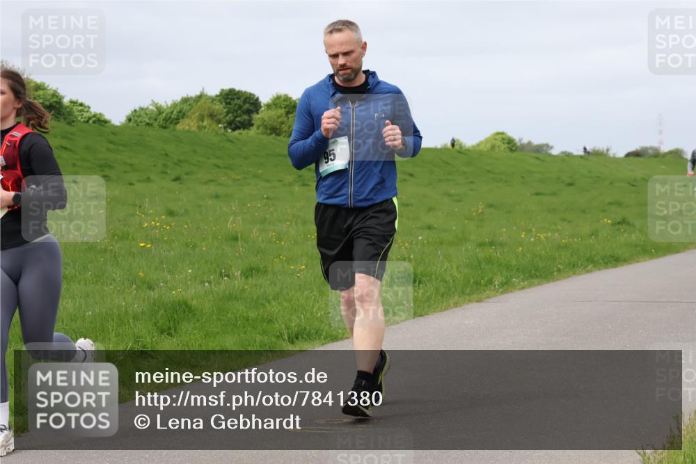 04.05.2025 - 8. Wedeler Halbmarathon Lena Gebhardt http://msf.ph/oto/7841380 04.05.2025 11:55:15 Laufen 95 meine-sportfotos.de